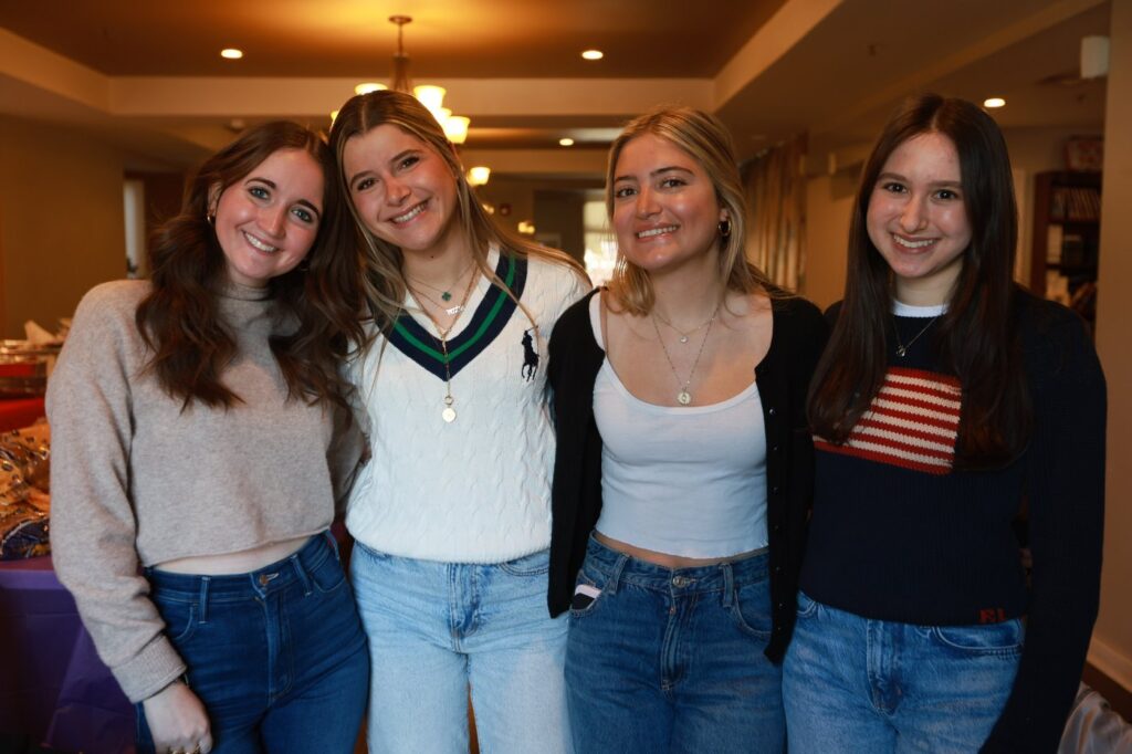 JHP Penn students together celebrating Shabbat for 1K